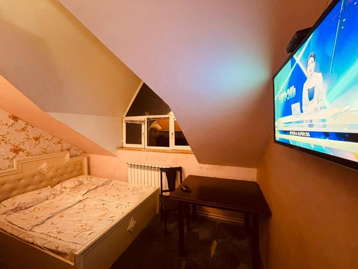 Crystal Villa Hotel Yerevan Bagian luar foto